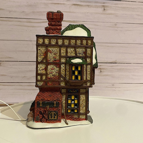 DEPARTMENT 56 - William and Robert Glaser Stained Glass - HV - Dickens Village - Picture 4 of 13